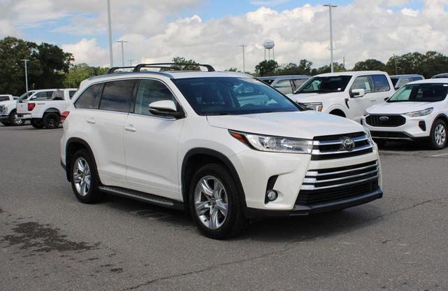 Photo of 2017 Blizzard Pearl Toyota Highlander