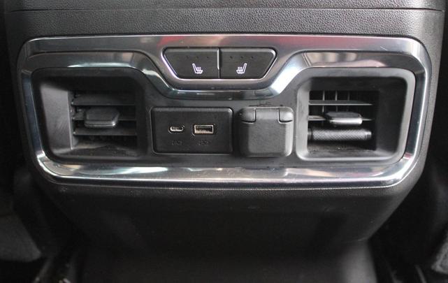 Photo of 2023 Summit White GMC Sierra 2500
