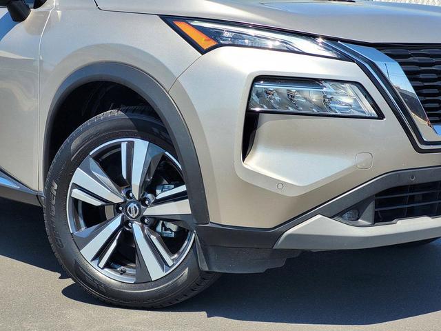 Photo of 2021 Champagne Silver Metallic Nissan Rogue