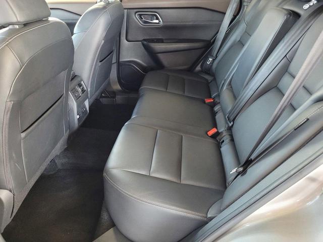 Photo of 2021 Champagne Silver Metallic Nissan Rogue