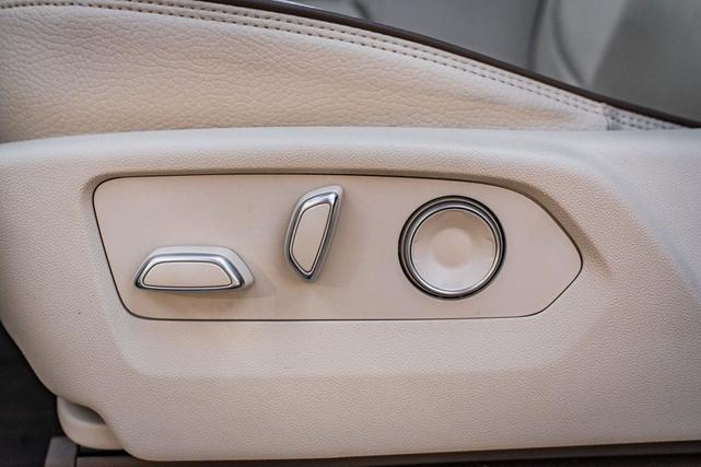 Photo of 2024 White Frost Tricoat GMC Yukon XL