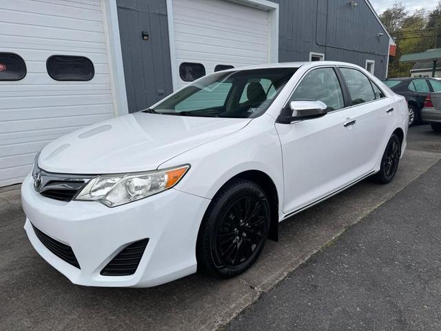 Photo of 2012 Super White Toyota Camry
