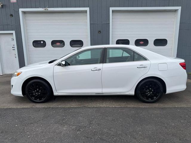 Photo of 2012 Super White Toyota Camry