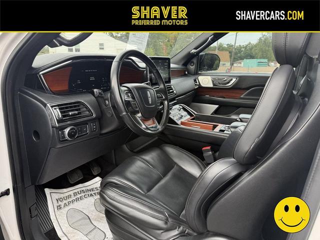 Photo of 2018 White Platinum Metallic Tri-Coat Lincoln Navigator L