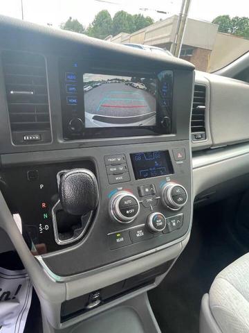 Photo of 2016 Super White Toyota Sienna