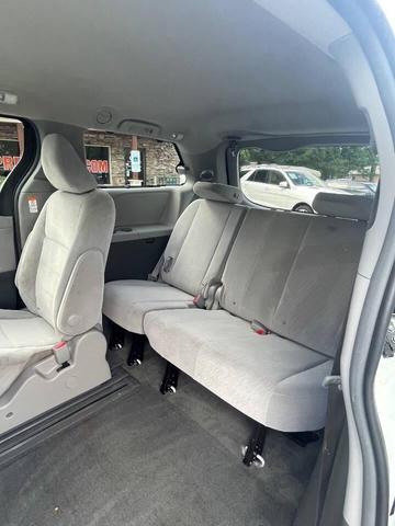 Photo of 2016 Super White Toyota Sienna
