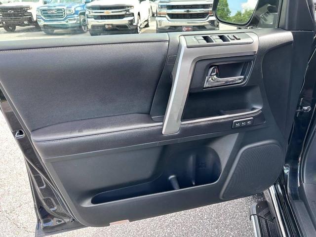 Photo of 2016 Midnight Black Metallic Toyota 4Runner