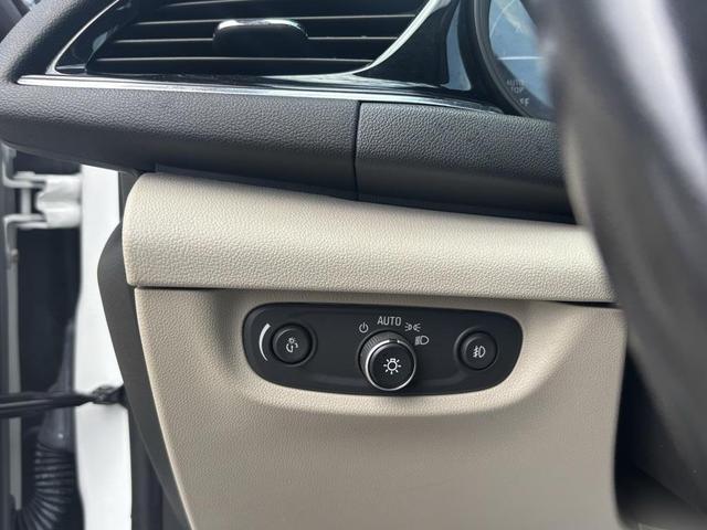 Photo of 2018 Summit White Buick Regal TourX