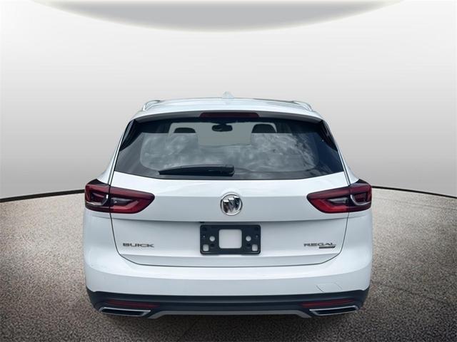 Photo of 2018 Summit White Buick Regal TourX