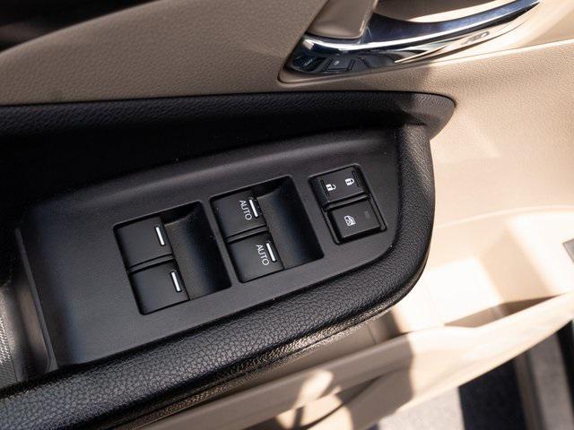 Photo of 2016 Black Forest Pearl Honda Pilot