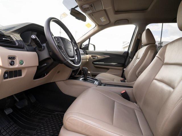 Photo of 2016 Black Forest Pearl Honda Pilot