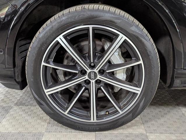 Photo of 2022 Mythos Black Metallic Audi Q7