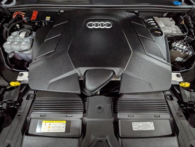 Photo of 2022 Mythos Black Metallic Audi Q7