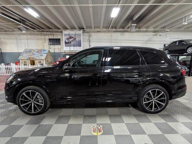 Photo of 2022 Mythos Black Metallic Audi Q7