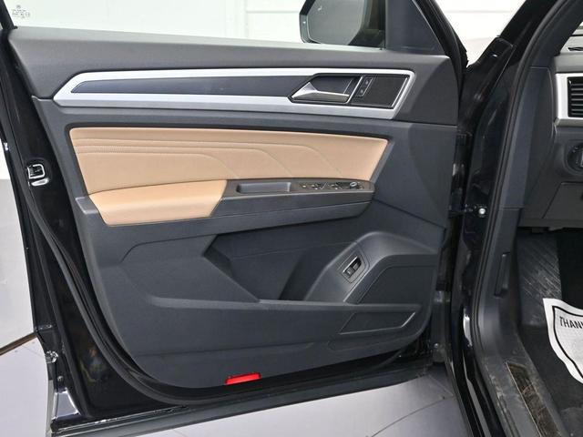 Photo of 2022 Deep Black Pearl Volkswagen Atlas Cross Sport