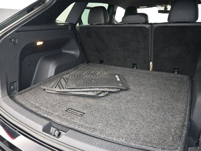 Photo of 2022 Deep Black Pearl Volkswagen Atlas Cross Sport