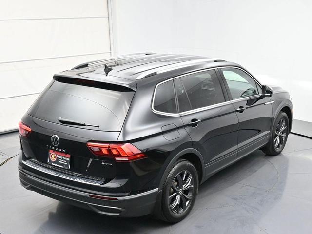 Photo of 2022 Deep Black Pearl Volkswagen Tiguan