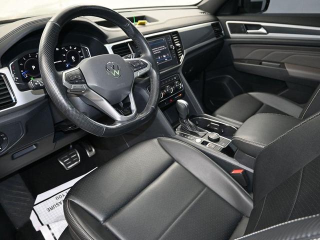 Photo of 2022 Oryx White Pearl Volkswagen Atlas Cross Sport
