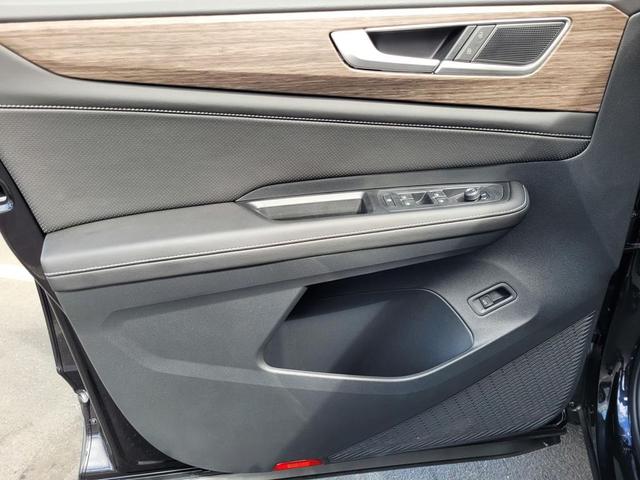 Photo of 2026 deep black pearl Volkswagen Atlas
