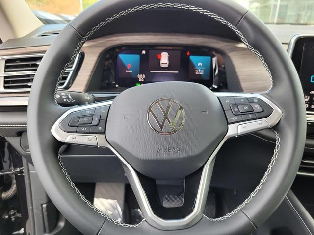 Photo of 2026 deep black pearl Volkswagen Atlas