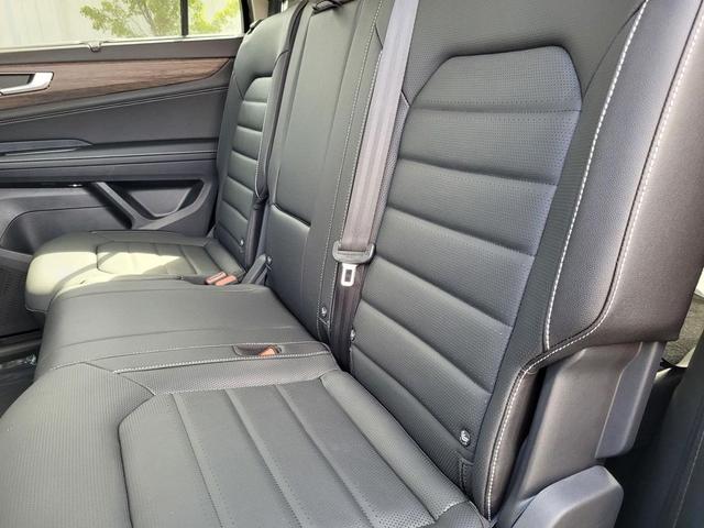Photo of 2026 deep black pearl Volkswagen Atlas