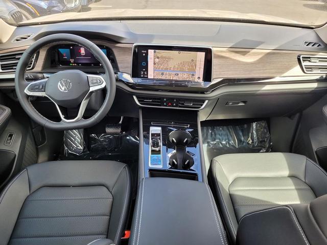 Photo of 2026 deep black pearl Volkswagen Atlas