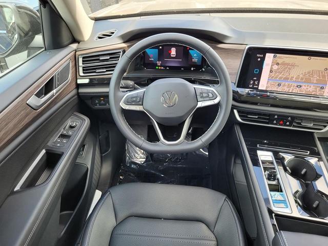 Photo of 2026 deep black pearl Volkswagen Atlas