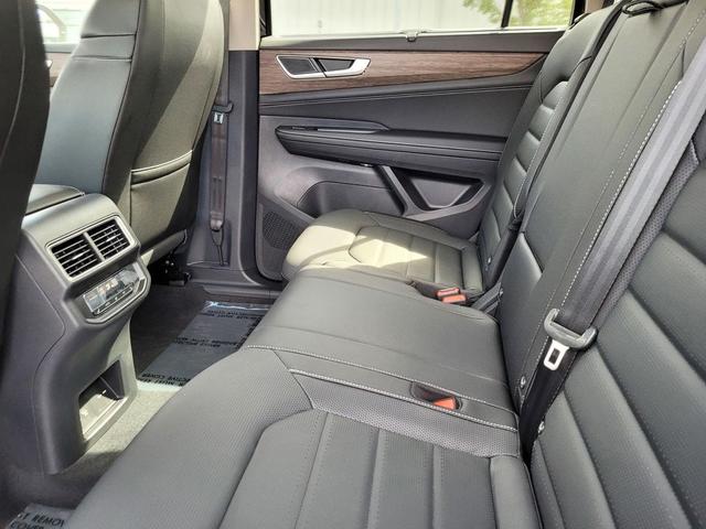Photo of 2026 deep black pearl Volkswagen Atlas