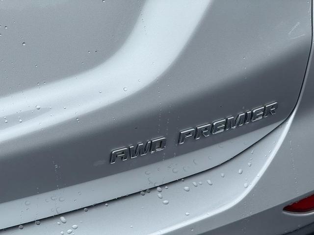 Photo of 2022 Silver Ice Metallic Chevrolet Equinox