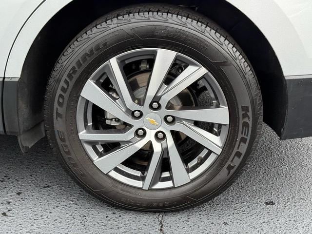 Photo of 2022 Silver Ice Metallic Chevrolet Equinox