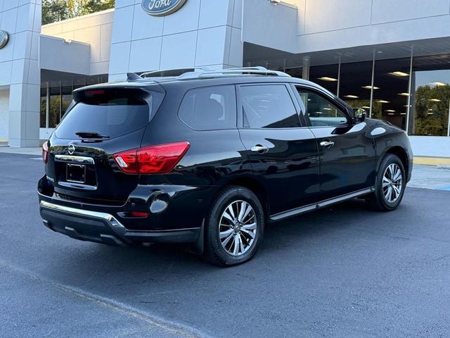 Photo of 2020 Magnetic Black Pearl Nissan Pathfinder