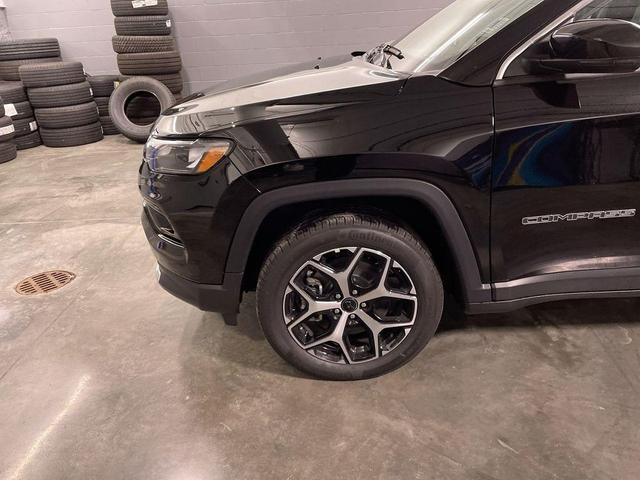 Photo of 2025 Diamond Black Crystal Pearlcoat Jeep Compass