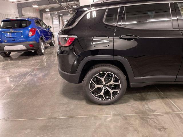 Photo of 2025 Diamond Black Crystal Pearlcoat Jeep Compass