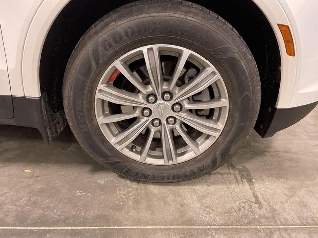 Photo of 2017 Crystal White Tricoat Cadillac XT5