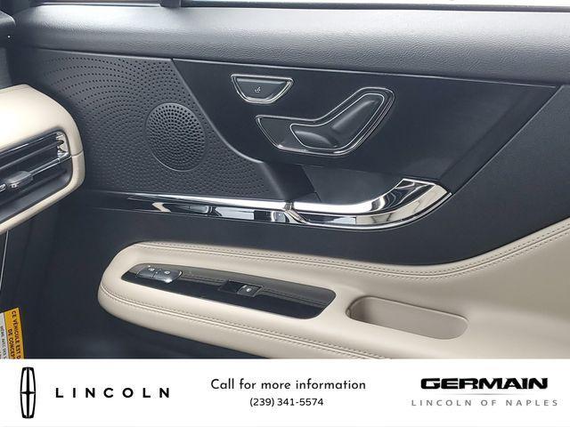 Photo of 2025 White Lincoln Corsair