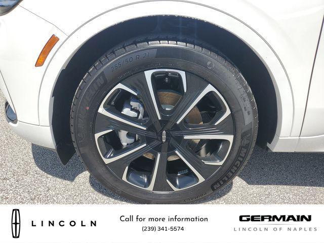 Photo of 2025 White Platinum Metallic Tri-Coat Lincoln Nautilus