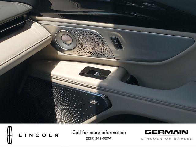 Photo of 2025 White Platinum Metallic Tri-Coat Lincoln Nautilus