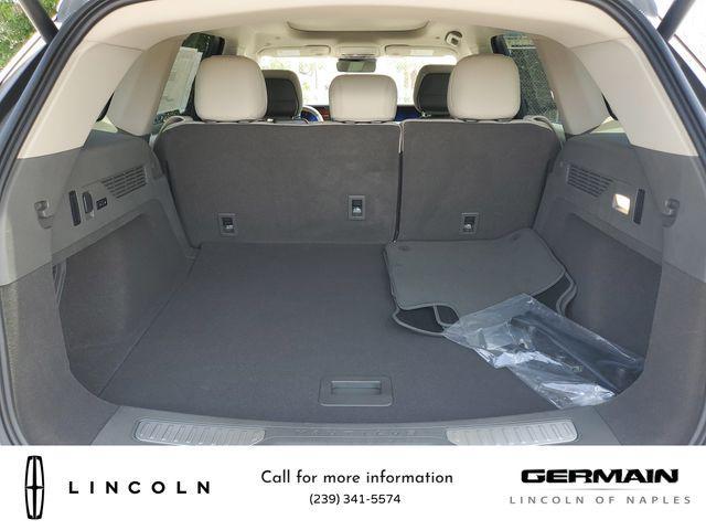 Photo of 2025 White Platinum Metallic Tri-Coat Lincoln Nautilus