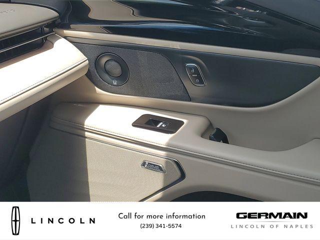 Photo of 2025 White Platinum Metallic Tri-Coat Lincoln Nautilus