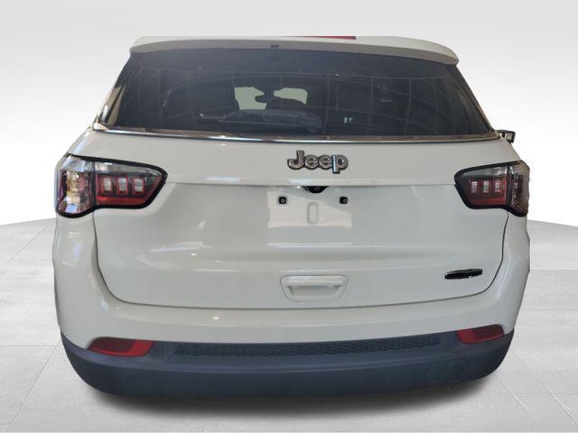 Photo of 2020 White Clearcoat Jeep Compass