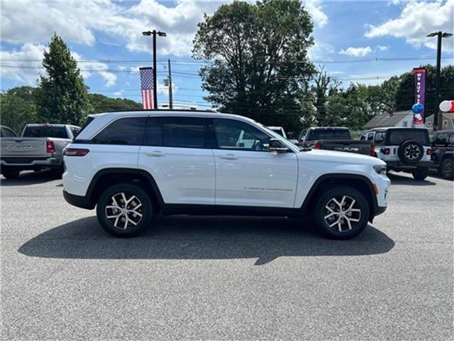 Photo of 2025 Bright White Clearcoat Jeep Grand Cherokee