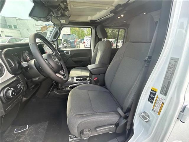 Photo of 2025 Bright White Clearcoat Jeep Wrangler
