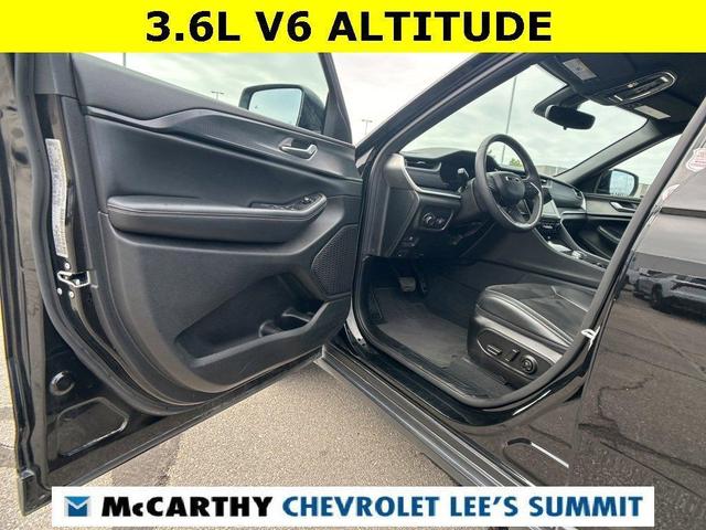 Photo of 2024 Diamond Black Jeep Grand Cherokee L