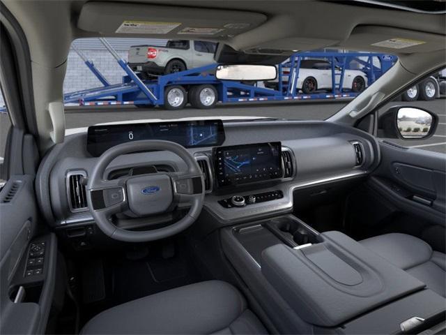 Photo of 2025 Silver Metallic Ford Expedition