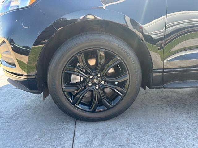 Photo of 2022 Agate Black Metallic Ford Edge