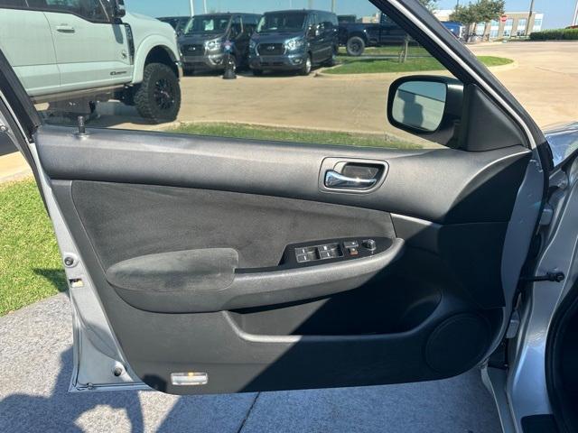 Photo of 2006 Alabaster Silver Metallic Honda Accord