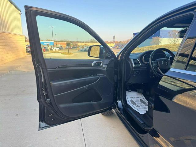 Photo of 2018 Diamond Black Crystal Pearlcoat Jeep Grand Cherokee