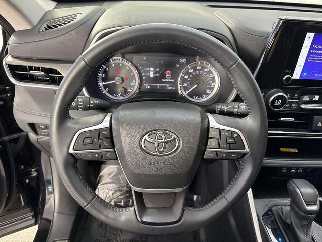 Photo of 2023 Midnight Black Metallic Toyota Highlander