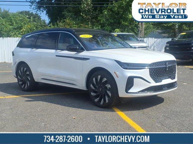 Photo of 2024 White Platinum Clearcoat Metallic Lincoln Nautilus