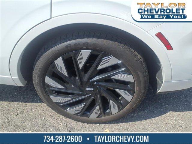 Photo of 2024 White Platinum Clearcoat Metallic Lincoln Nautilus